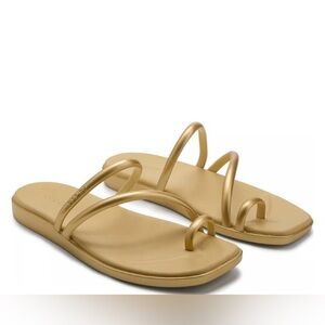 CROCS MIAMI TOE LOOP SANDALS Metallic- Gold/Tan